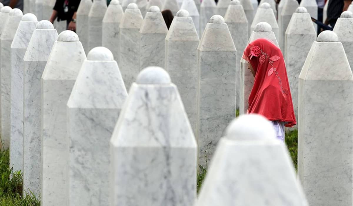 Muslimityttö Potocarin muistomerkillä Srebrenicassa 11. heinäkuuta 2014.