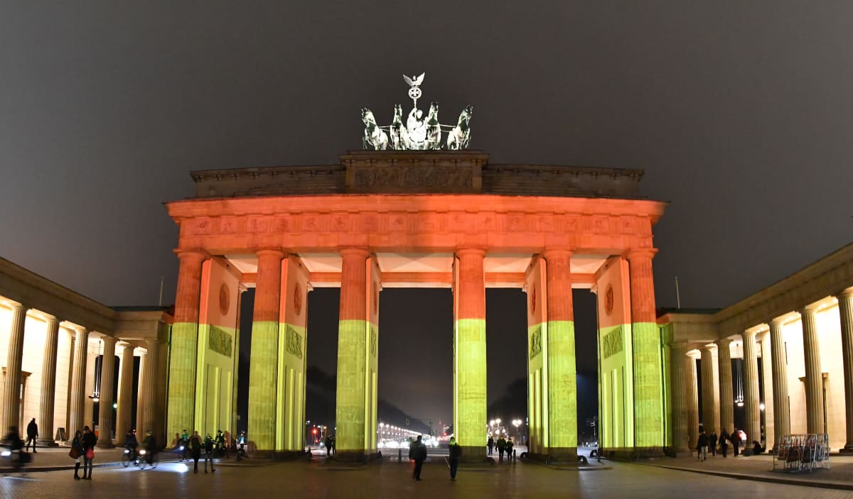 Brandenburgin portti valaistiin Saksan lipun väreillä Berliinissä terrori-iskun uhrien muistoksi.