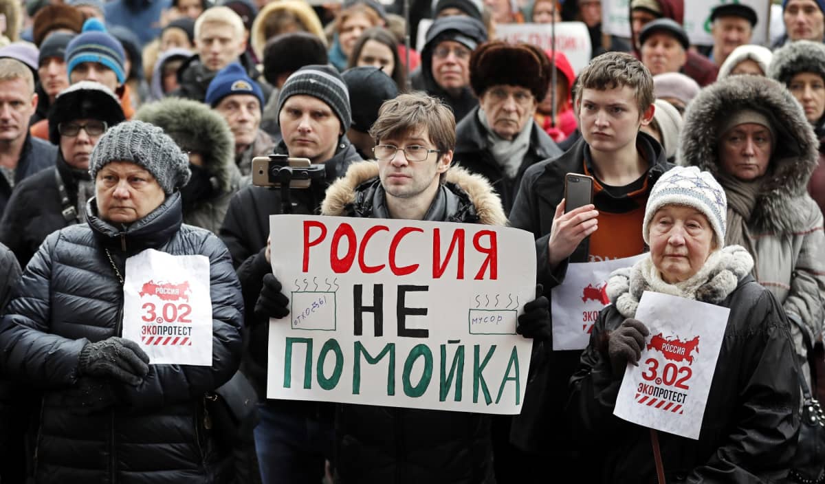 Moskovassa ihmiset kokoontuivat " Venäjä ei ole roskakori" kylttien kanssa osoittamaan mieltään. 