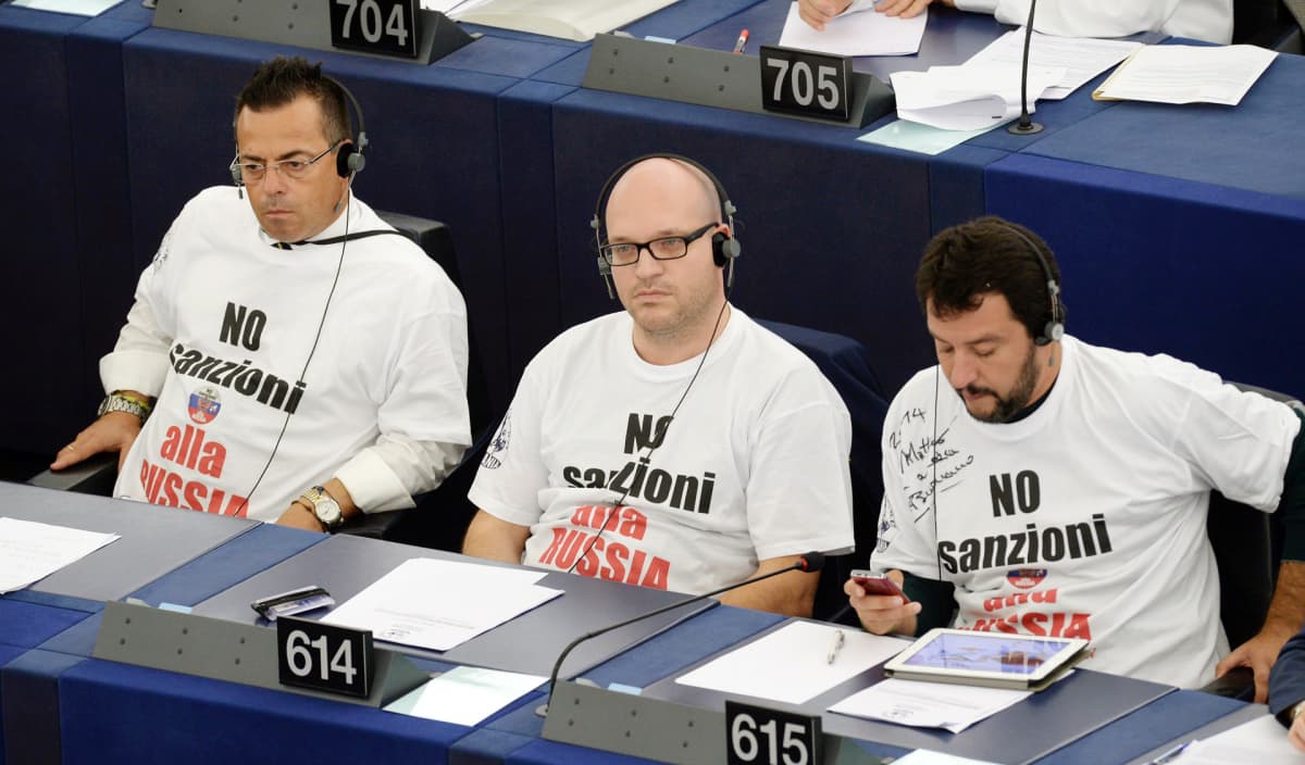 Italialaisen Lega-puolueen edustajat pitivät europarlamentissa paitaa, jossa oli teksti: "Ei pakotteita Venäjälle". 