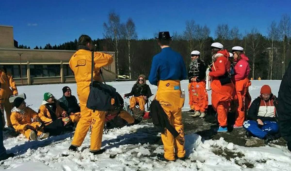 Vappupiknik lumihangessa ja muita kuvia – näin opiskelijat juhlivat | Yle  Uutiset