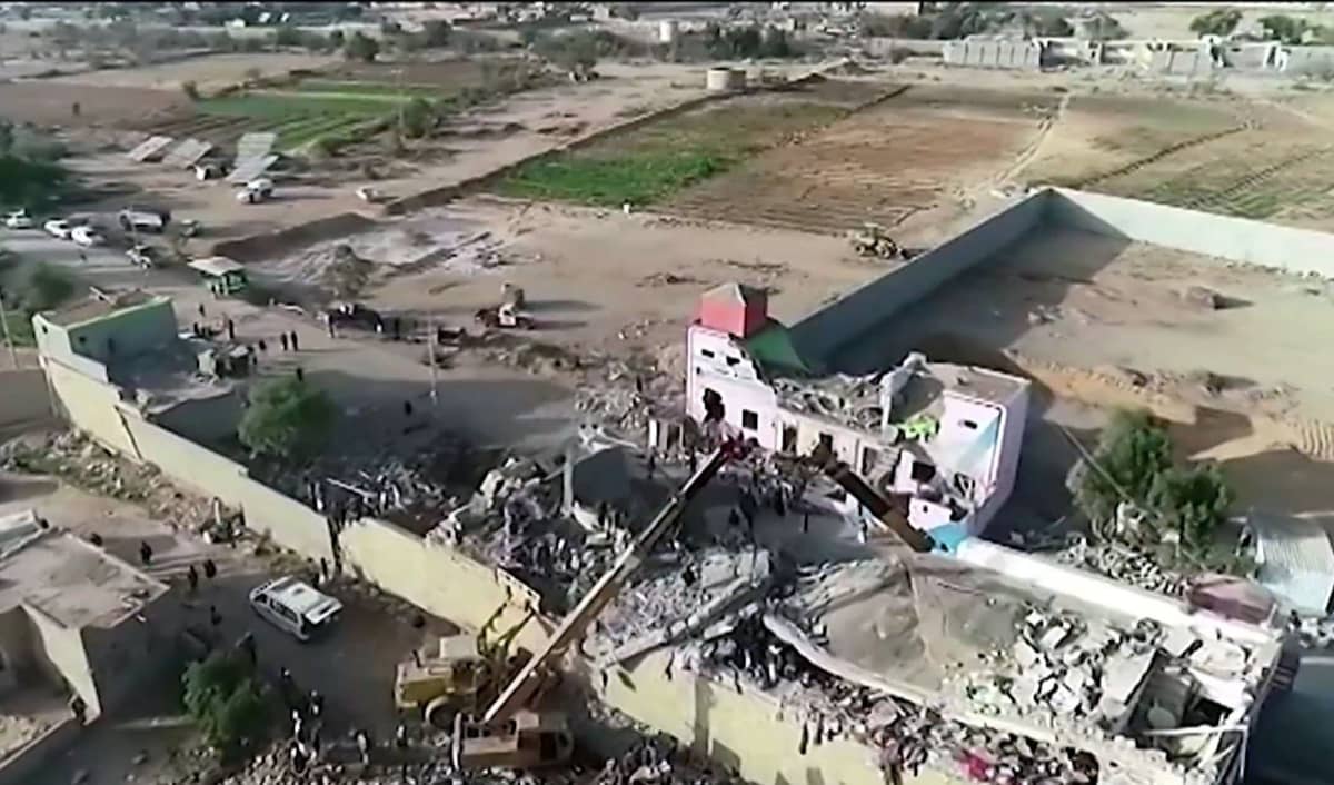 Videosta kaapatussa kuvassa näkyy tuhoutunut rakennus.