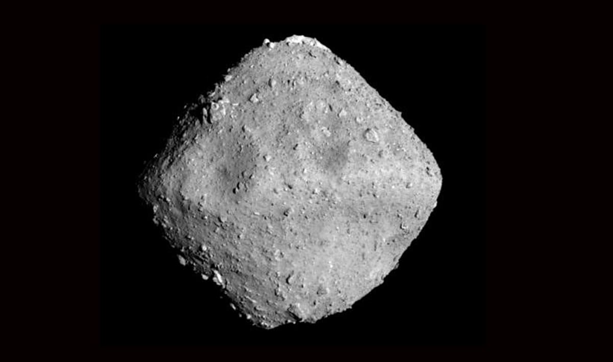 Mustavalkoinen kuva asteroidista.