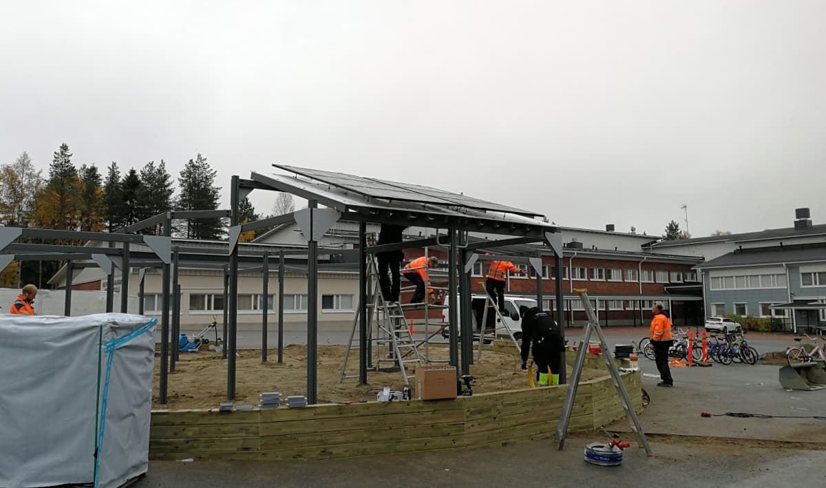 Ulkoluokkaa rakennetaan Korkalovaaran koulun pihalla syyskuussa 2017.