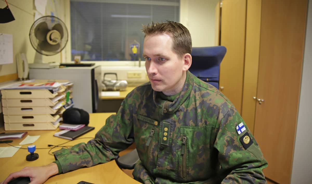 Panssari-ilmatorjuntapatterin päällikkö Jukka Toivonen istuu työhuoneessaan Parolannummella. 