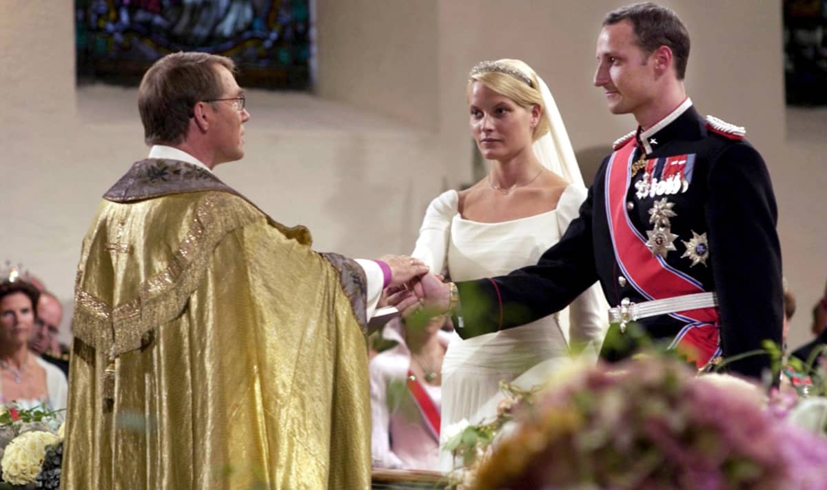 Norjan kruununprinssi Haakon ja Mette-Marit Tjessem Høiby häätilaisuudessaan Oslon tuomiokirkossa.