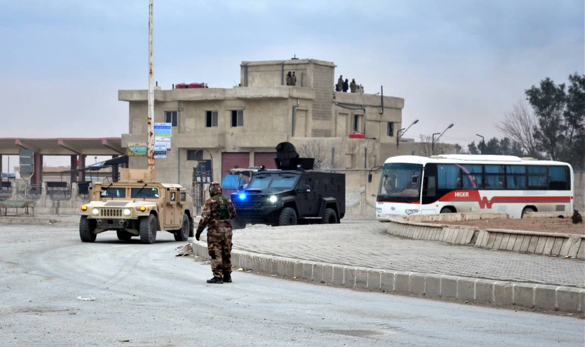 Syyrian armeijan joukot kuljettavat bussissa Isiksen taistelijoita.
