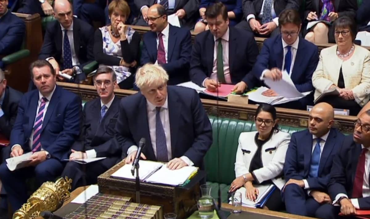 Boris Johnson puhuu parlamentin alahuoneessa.