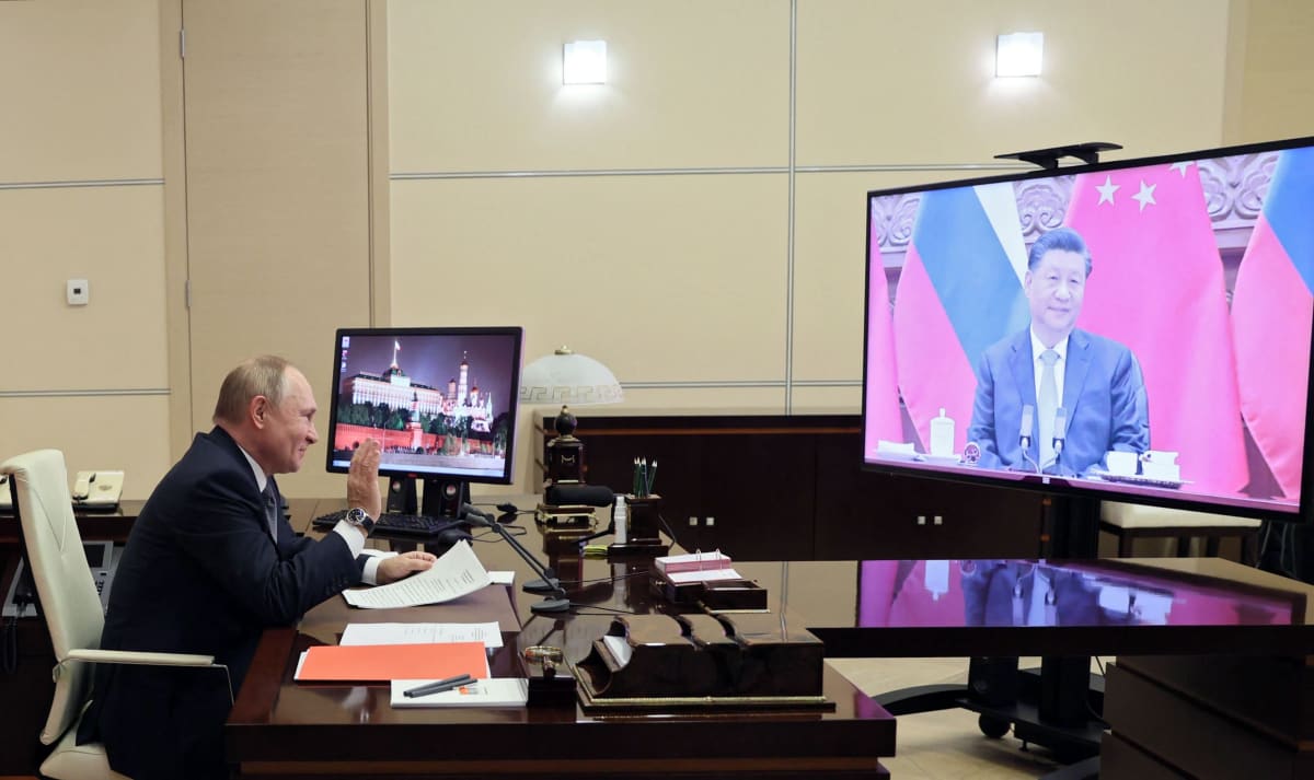 Vladimir Putin kokoustaa videon välityksellä Xi Jinpingin kanssa.