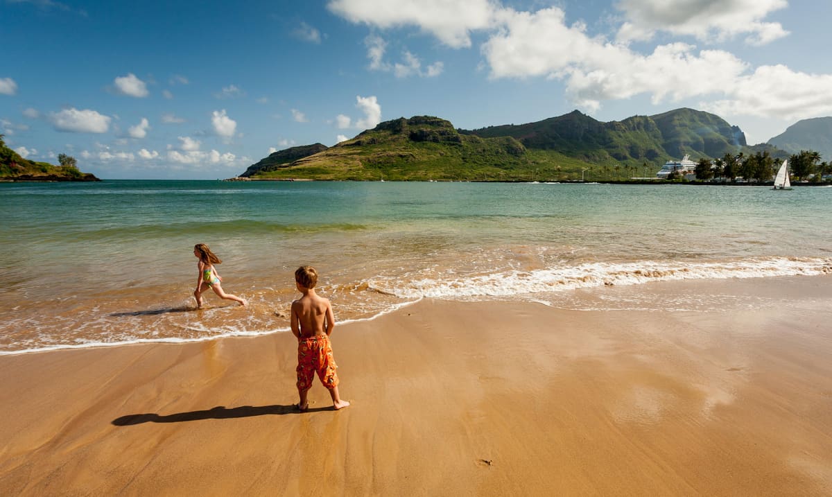 Lapset leikkivät Kalapakin rannalla Hawajilla.