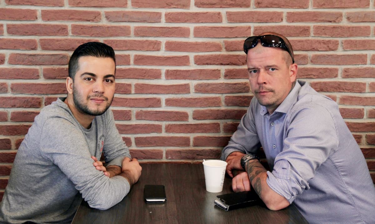 Shihab Ahmed ja Antti-Jussi Hirsimäki kohtaavat Seinäjoen arabikevät -elokuvassa.