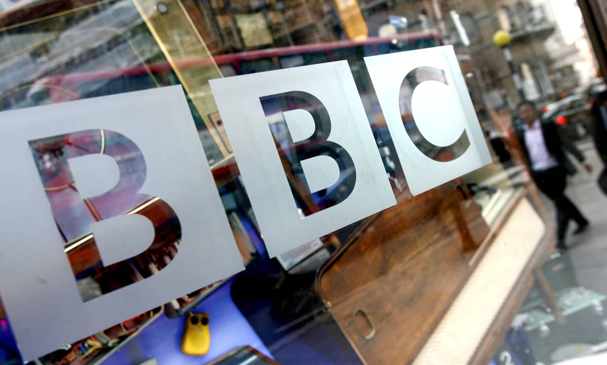 BBC:s logga på en glasdörr i huvudbyggnaden i centrala London.
