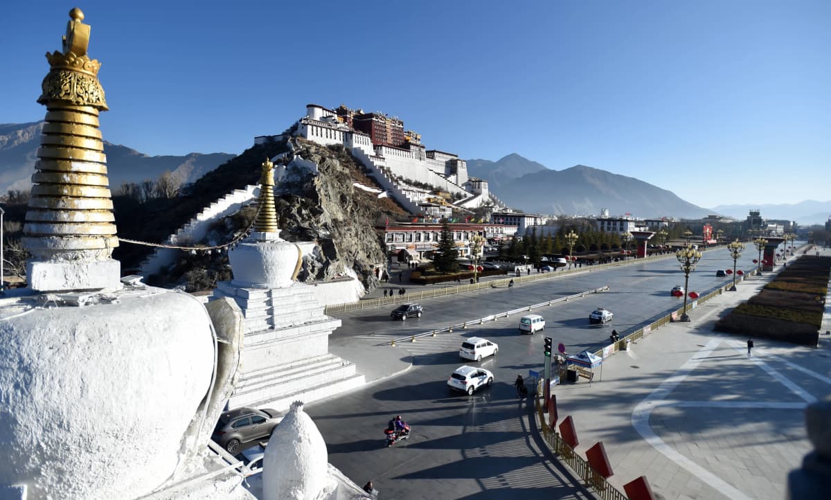 Potalan palatsi sijaitsee noin 3 700 metriä merenpinnan yläpuolella Tiibetissä, maailman katoksi kutsutulla ylängöllä, joka kuuluu nykyään Kiinan miehittämään Tiibetin autonomiseen alueeseen.
