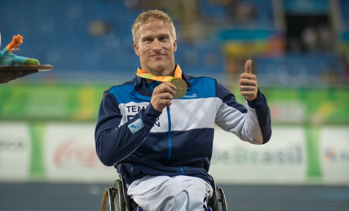Leo-Pekka Tähti kultamitalikaulassa Riossa