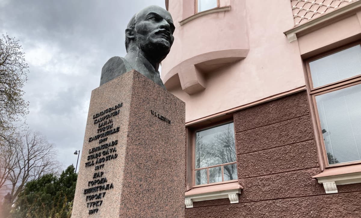 V.I. Leninin rintakuva Turun Taidemuseomäessä.