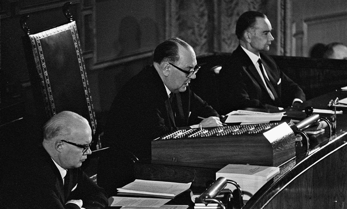 Eduskunnan sihteeri Olavi Salervo ja puhemies Karl-August Fagerholm eduskunnan istunnossa 1960-luvulla.