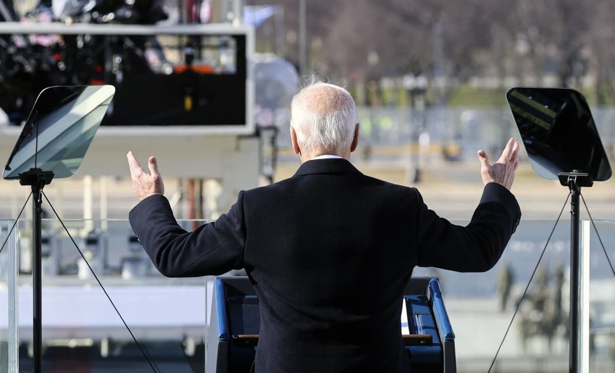 Joe Biden puhuu kädet levällään.
