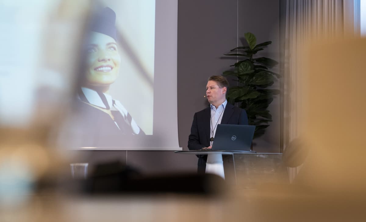 Topi Manner, Finnairin toimitusjohtaja, Finnairin tulosinfossa pääkonttorin auditoriossa.