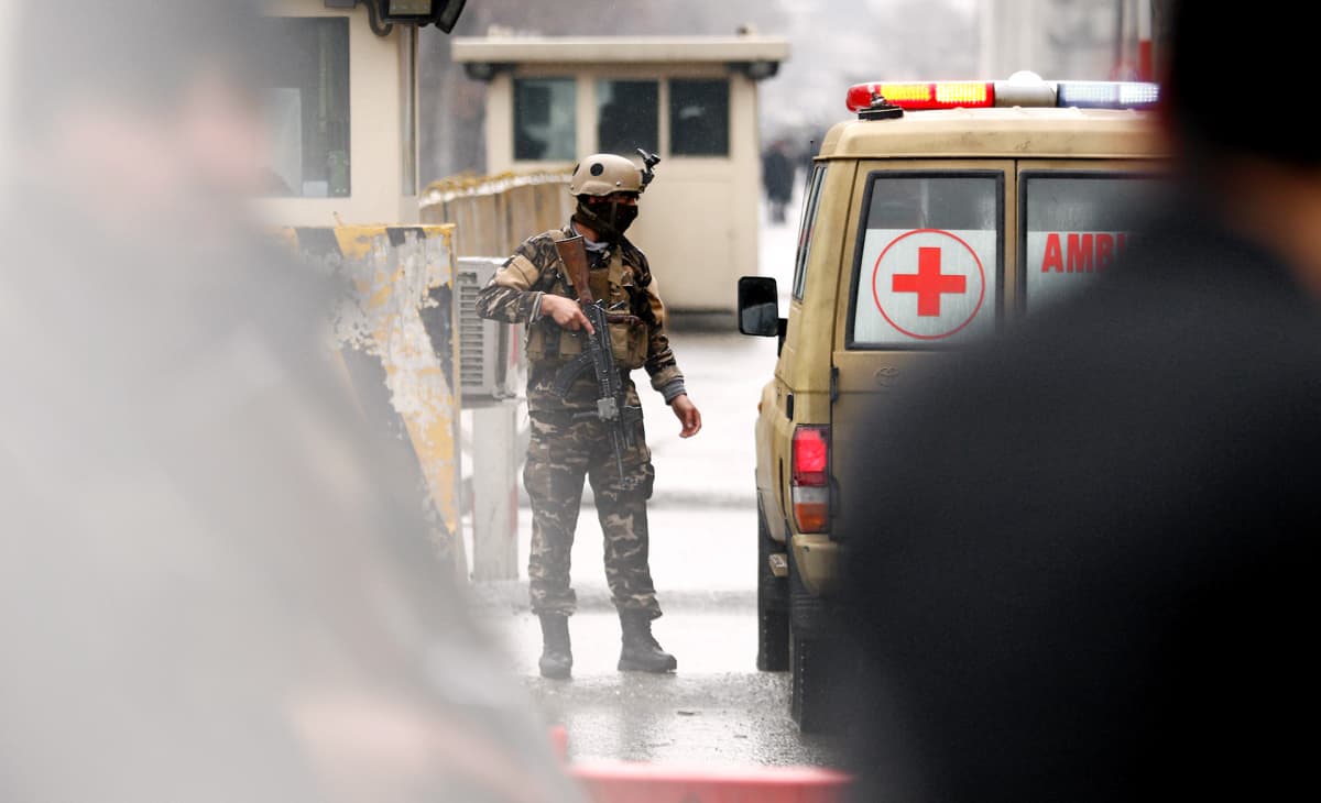 Turvamies tarkastaa ambulanssia Kabulin keskustassa Afganistanissa.