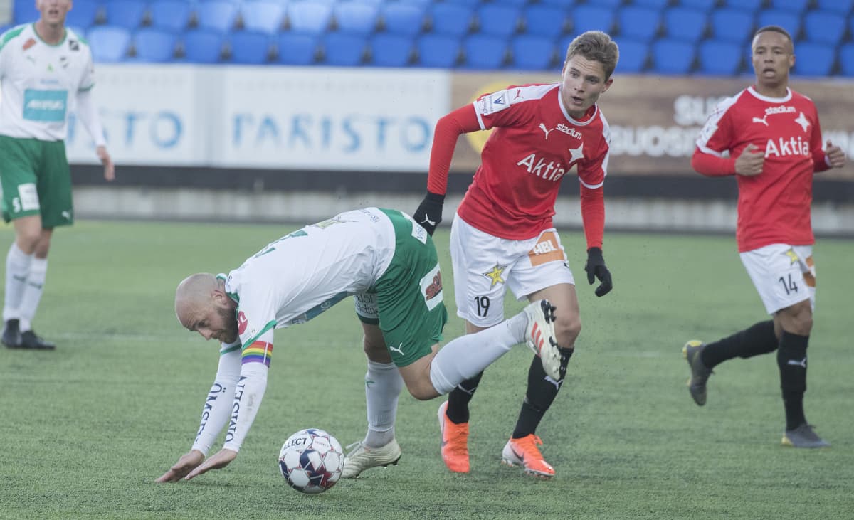 Kevin Larsson och Daniel Sjölund i närkamp.