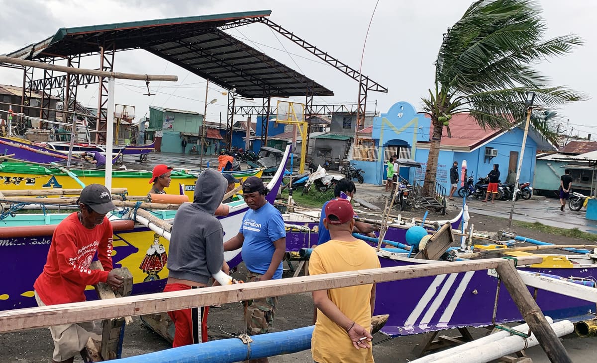 Kalastajat suojasivat veneitään taifuuni Kammurin vuoksi Caviten kaupungissa Filippiineillä 3. marraskuuta.