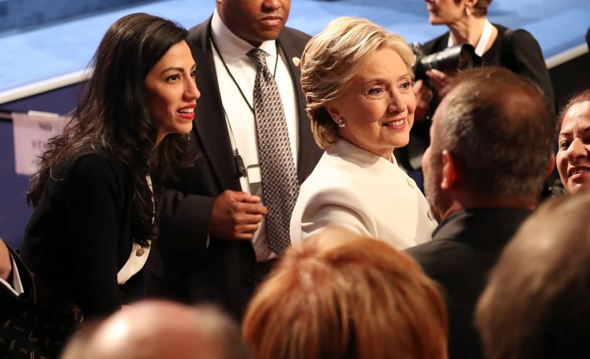 Huma Abedin ja Hillary Clinton ihmisten keskellä.