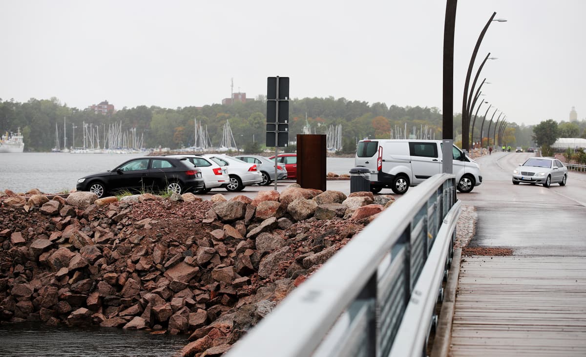 Myrskybongarit seuraavat myrskyn nousua autoistaan aallonmurtajalla Kotkassa.