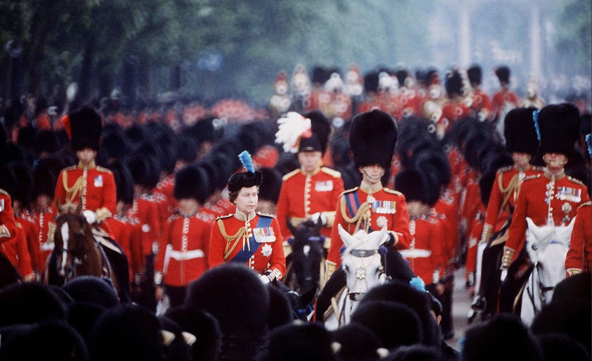 Kuningatar Elisabet ratsastaa ympärillään sotilaita.