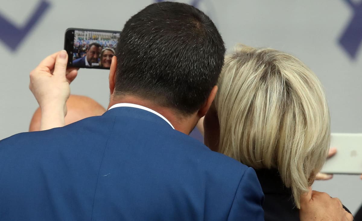 Marine Le Pen ja Matteo Salvini ottavat selfietä.