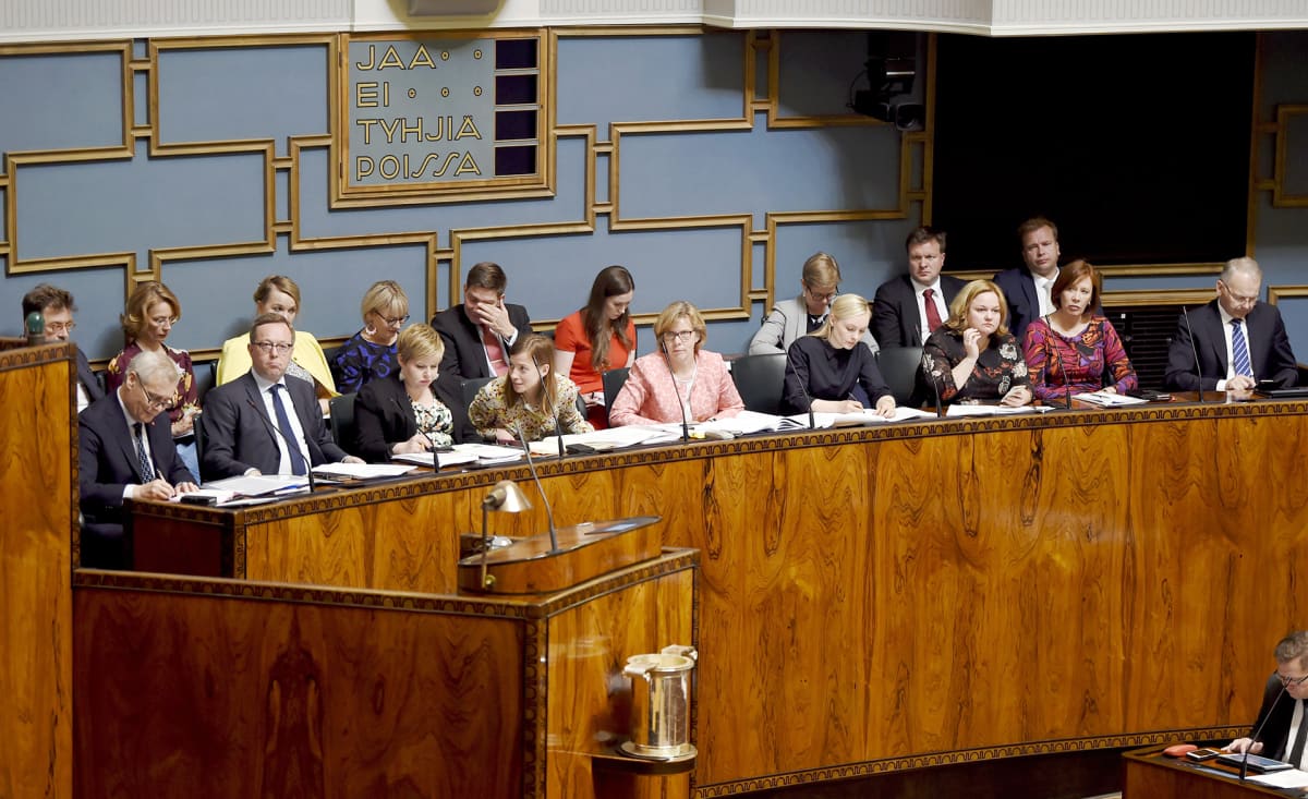 Hallituksen ministerit ministeriaitiosssa eduskunnan täysistunnossa Helsingissä.
