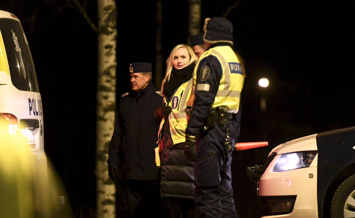 Keltaiseen poliisiliiviin pukeutunut Maria Ohisalo poliisin tarkistuspisteellä.