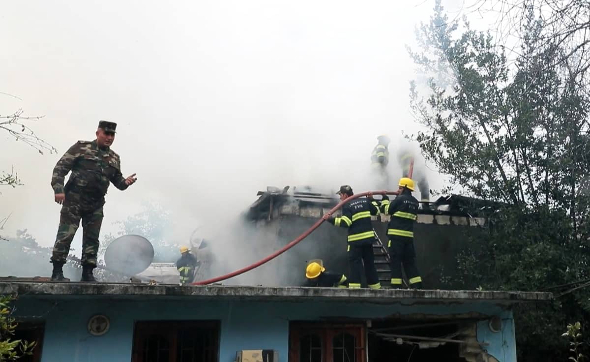 Palomiehet smmuttavat tykkitulituksen aiheuttamia tulipaloja Bardassa.