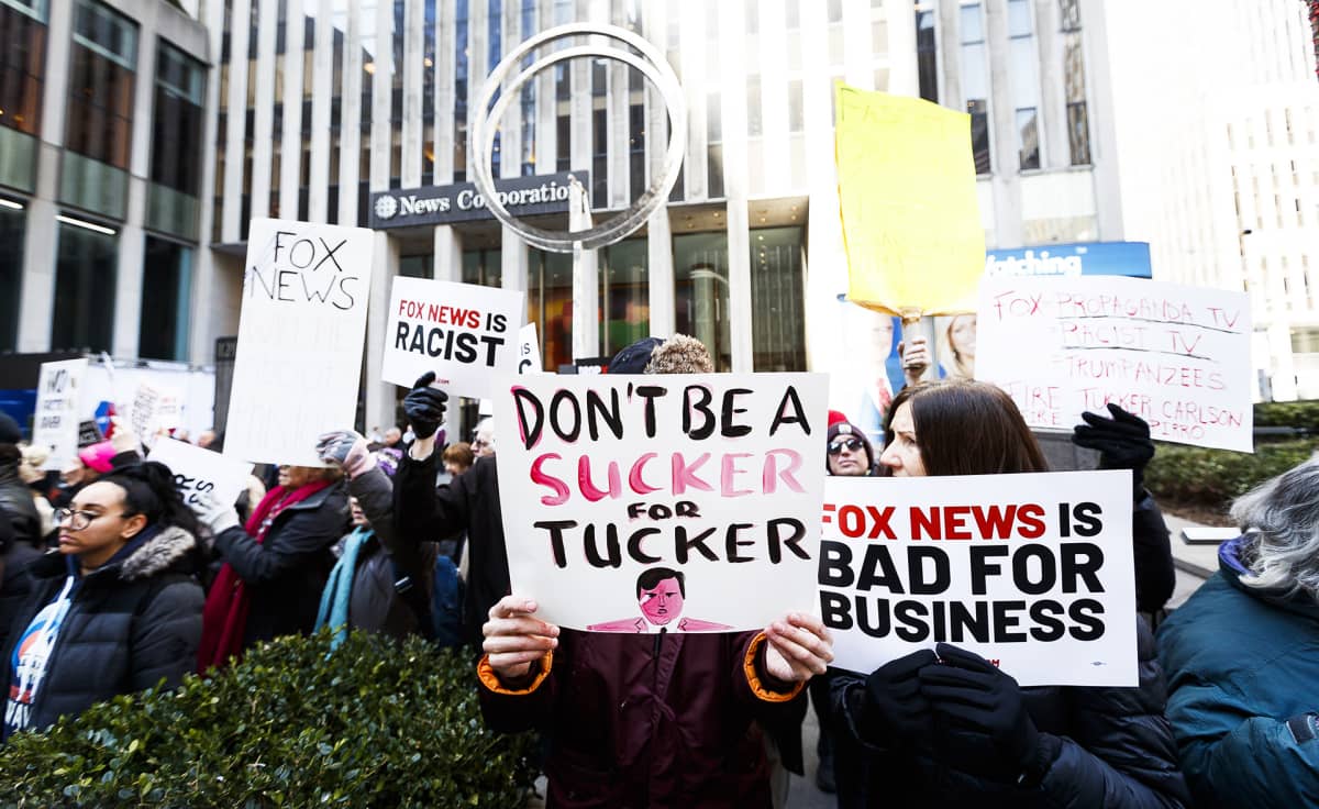 Fox Newsia vastustava mielenosoitus News Corporationin rakennuksen edustalla New Yorkissa.