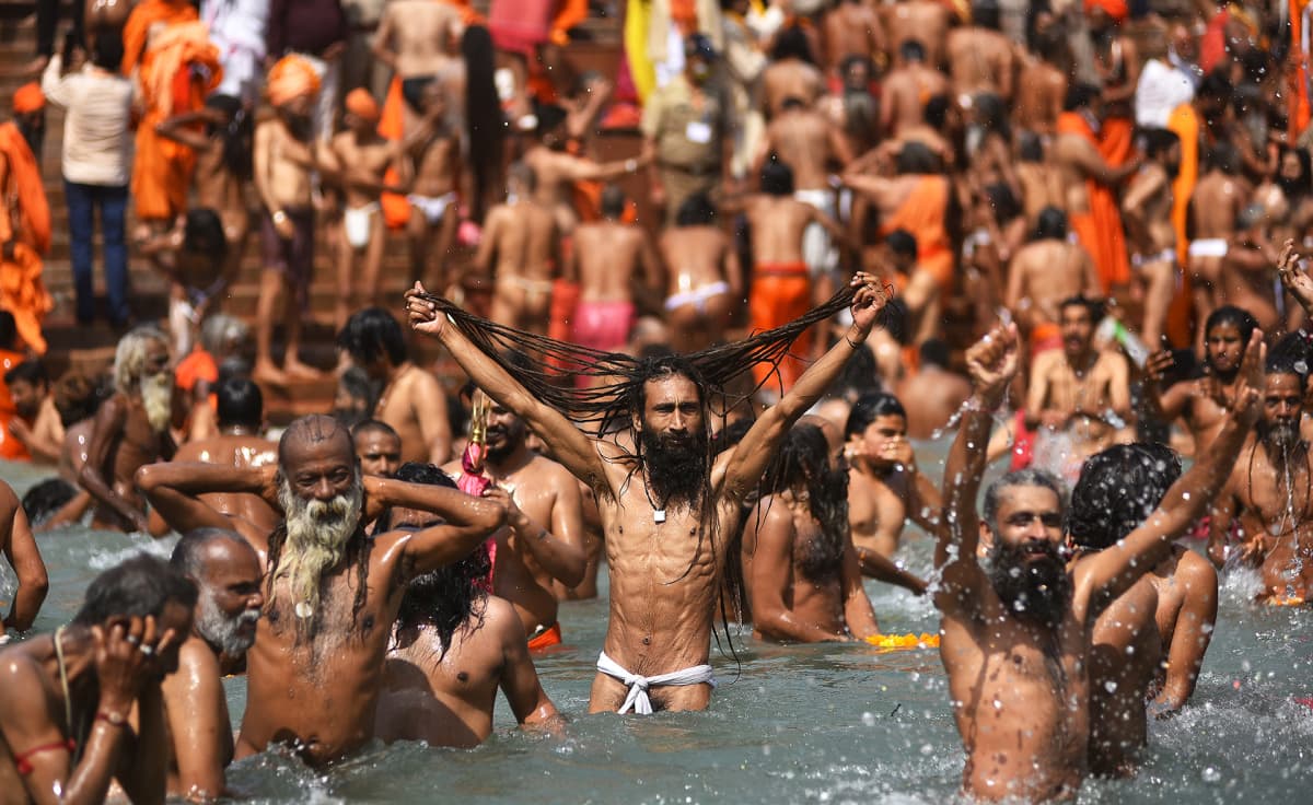 Kumbh Mela -festivaalin osallistujia Ganges-joessa Haridwarissa Intiassa.