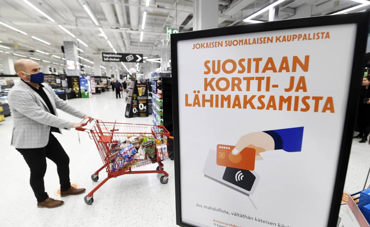  Hengityssuojainta käyttävä asiakas ja suositus korttimaksamisesta uudistetussa K-Citymarket Jumbossa Vantaalla 9. lokakuuta 2020.