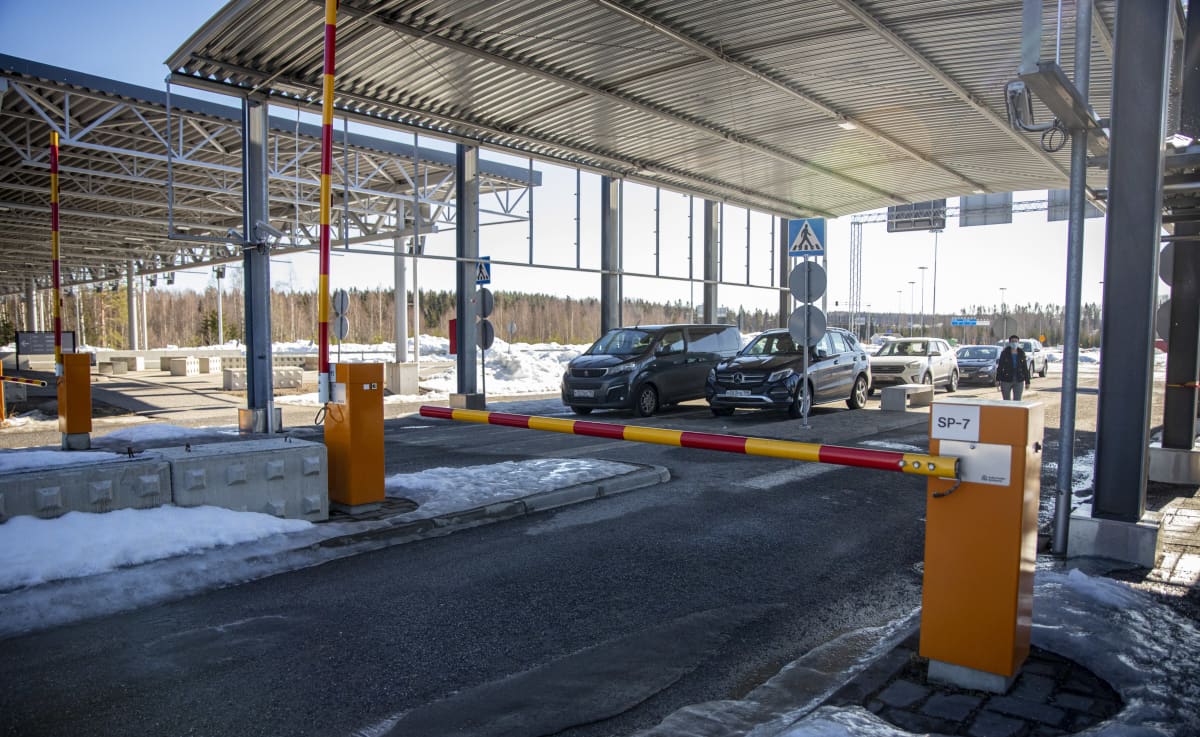 Autoja saapumassa Suomeen Nuijamaan raja-asemalla.