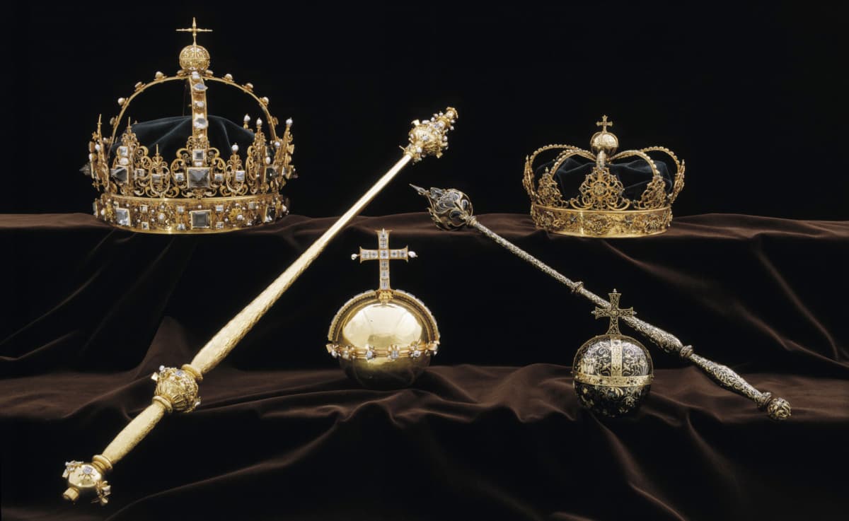 Varastettujen esineiden joukossa olivat molemmat kruunut sekä keskellä kuvaa näkyvä kullattu valtakunnanomena.