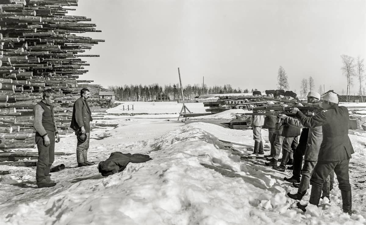 Suomen sisällissodan teloittajat poseeraavat ruumiiden äärellä – Julma maa  -dokumentin kuvat näyttävät sodan raa'an todellisuuden