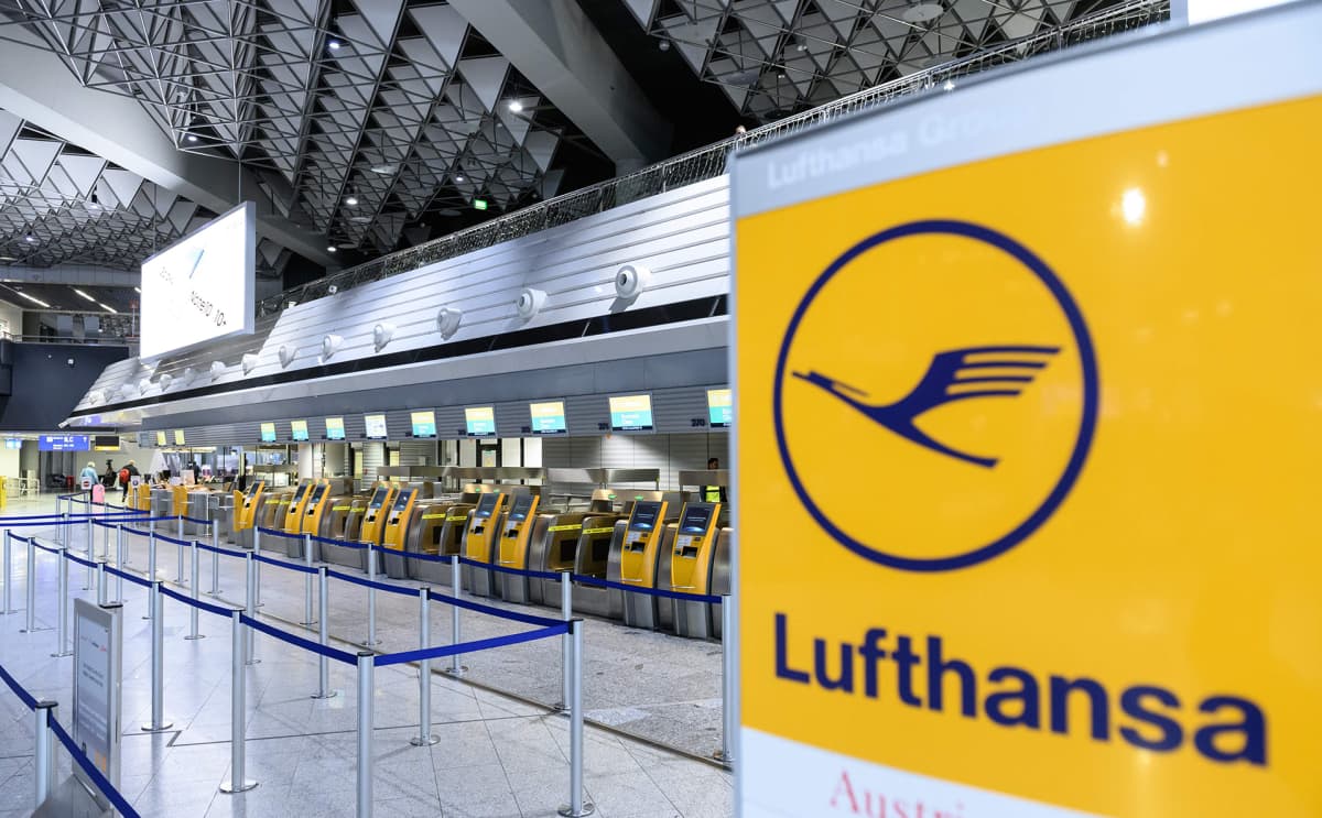 Lufthansan check-in pisteet tyhjillään Frankfurtin lentokentällä 7. maaliskuuta.