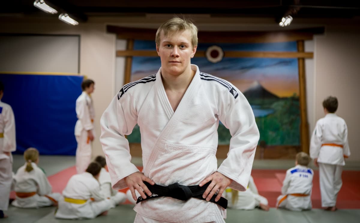 Judoka Oskari Mäkinen, Nummelan judosali, 8.2.2017. Takana juniorit harjoittelevat.