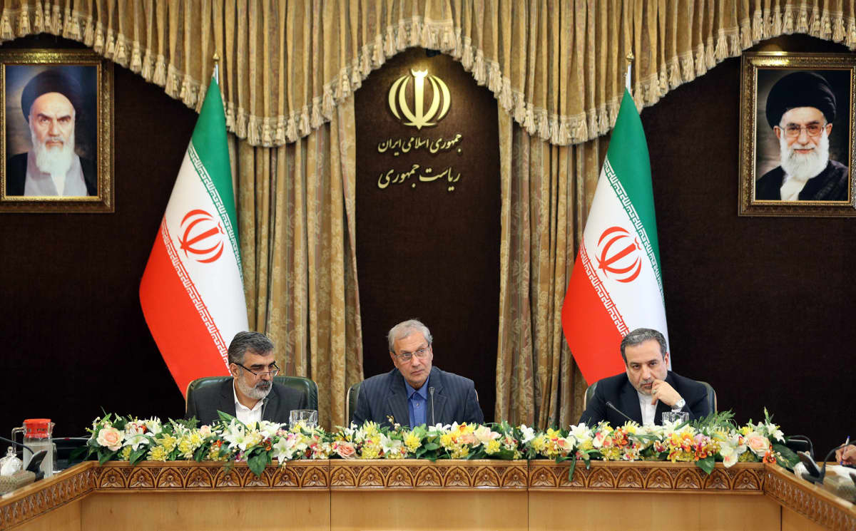 Kuvassa vasemmalta: Iranin atomienergiajärjestön johtaja Behrouz Kamalvandi, hallituksen tiedottaja Ali Rabiei ja varaulkoministeri Abbas Araghchi.