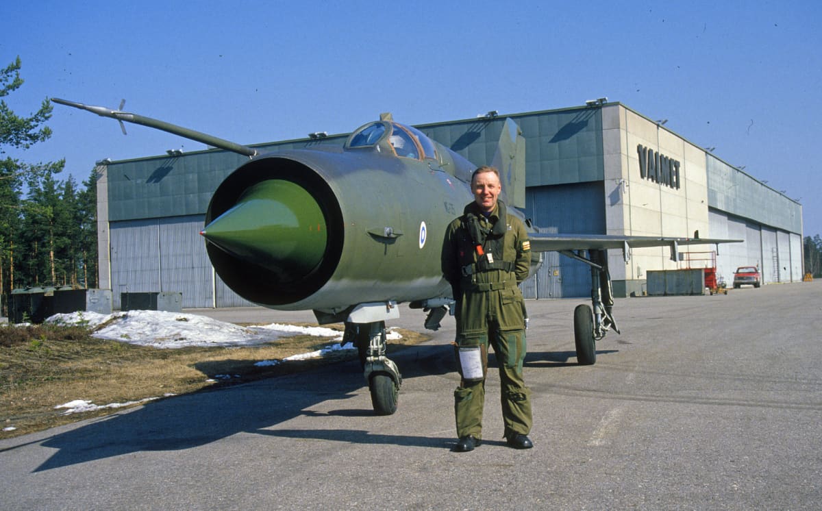 Insinöörieverstiluutnantti evp. Jyrki Laukkanen MiG-hävittäjän edessä.