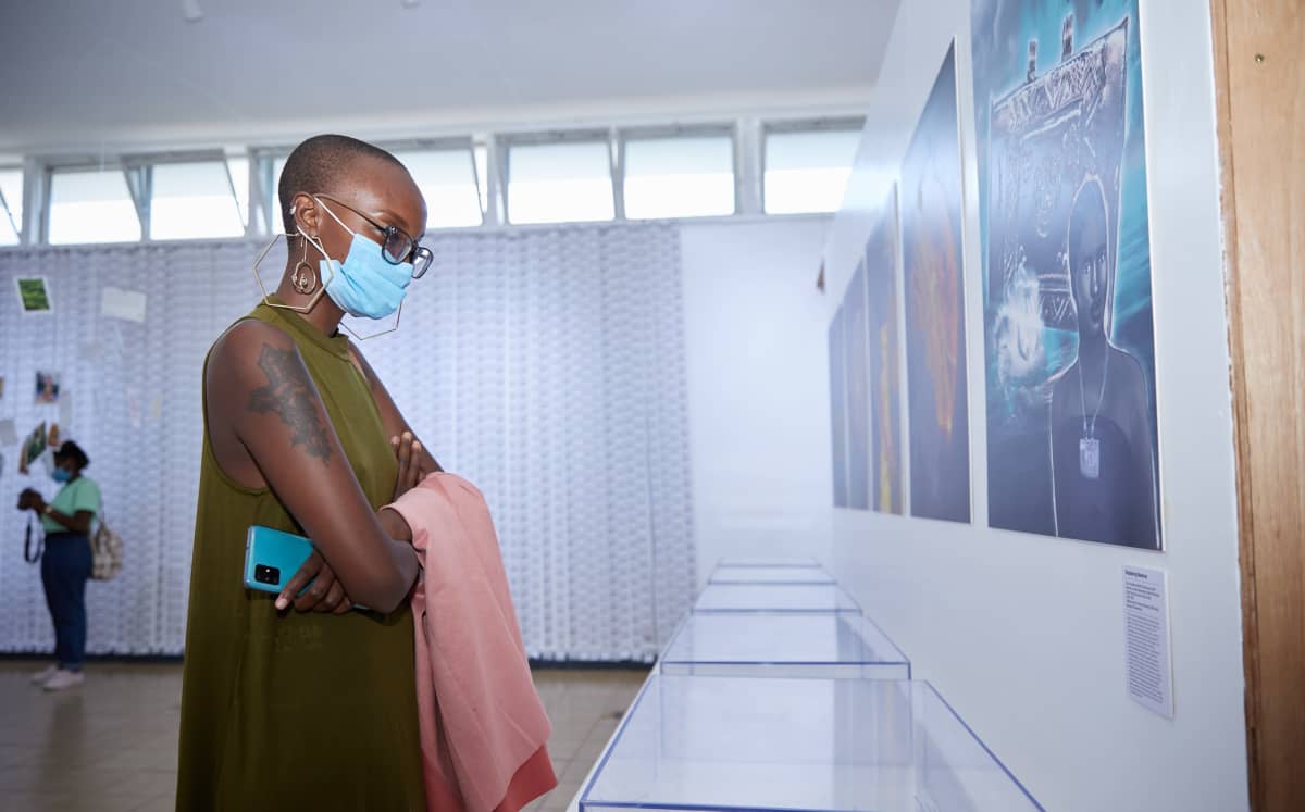 Nainen katselee tyhjiä näyttelyhyllyjä Invisible inventories -näyttelyssä Nairobissa Keniassa.