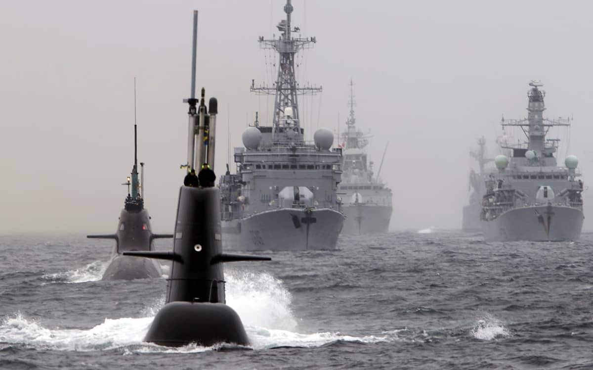 Pinta-alukset ja sukellusveneet osallistuivat Naton sukellusveneentorjuntaharjoitukseen Pohjois-Atlantilla toukokuussa 2015.