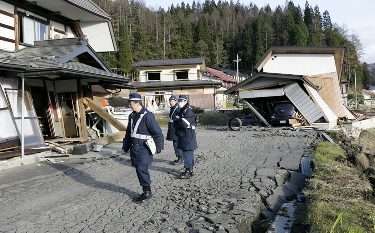 Maanjäristyksen aiheuttamia vaurioita Hakubassa