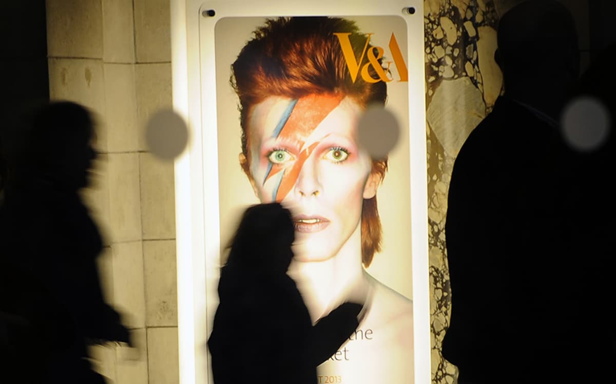 Victoria&Albert -museon mainosjuliste vuonna 2013. Kyseinen David Bowie näyttely juhlisti artistin viisikymmentä vuotta kestänyttä uraa.