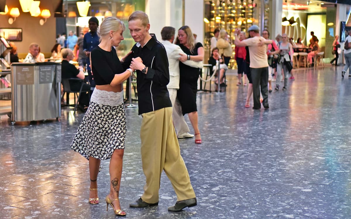 Ihmisiä tanssimassa tangoa kauppakeskuksessa