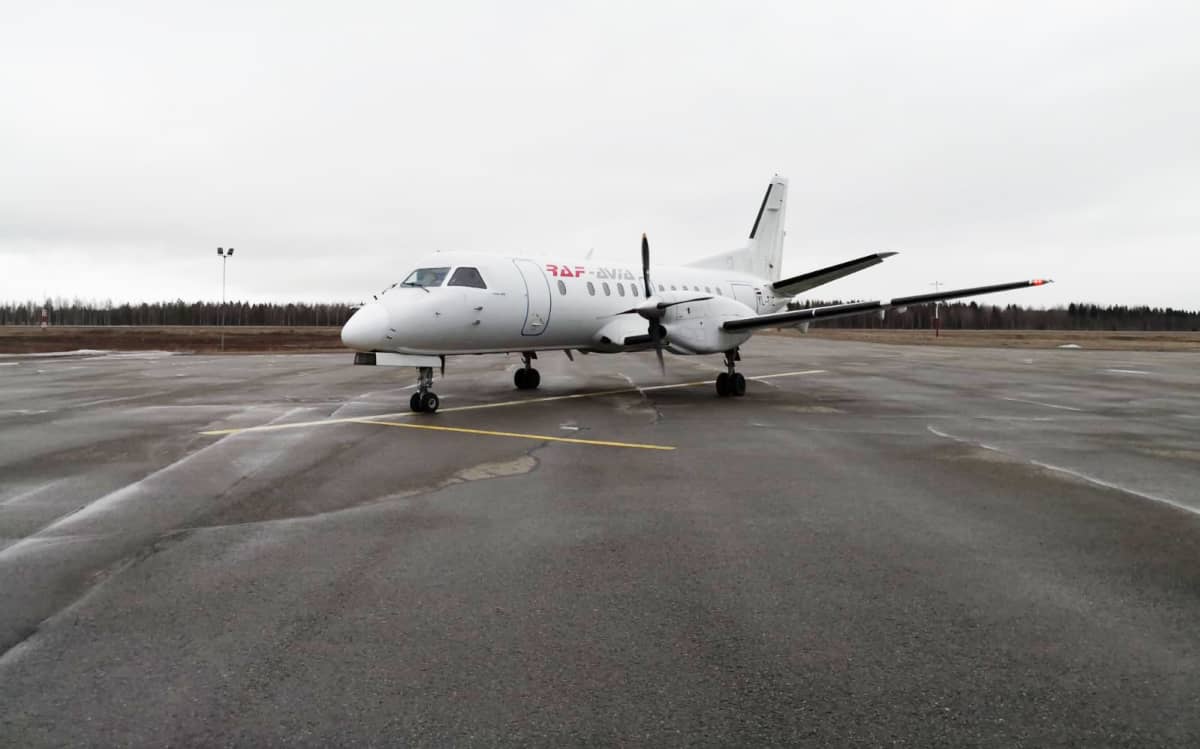 Maavoiman käytössä oleva Saab 340 -kone Savonlinnan lentoasemalla.