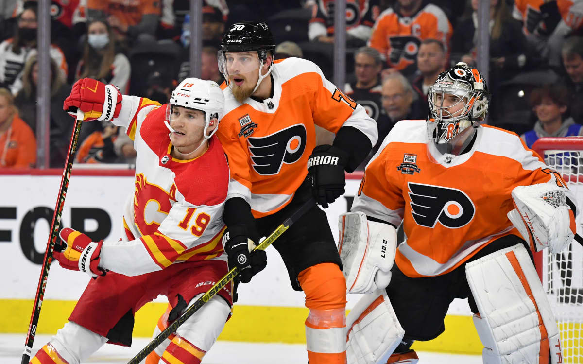 Philadelphia Flyersin Rasmus Ristolainen puolustaa joukkueensa maalia Calgary Flamesin Matthew Tkachukia vastaan marraskuun 2021 ottelussa NHL:ssä.