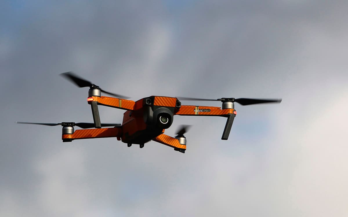 Voisivatko droonit sekoittaa lentoliikenteen myös Helsinki-Vantaalla?  Lontoossa näin tapahtui – 9 kysymystä lennokkien riskeistä